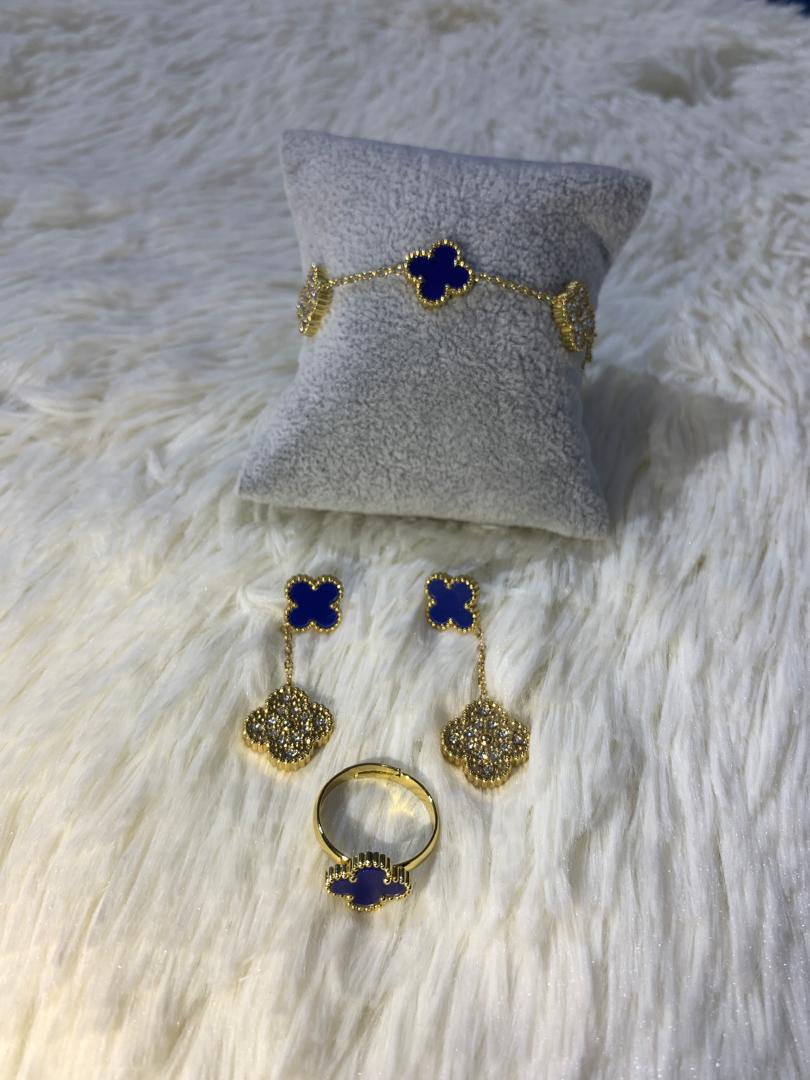 طقم كلوفر أزرق كحلي مع كريستال — سوار وأقراط وخاتم