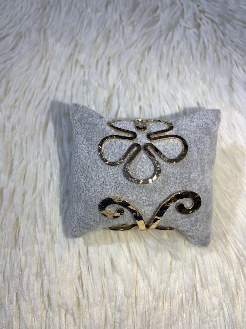 إسوارة مفتوحة بتصميم زهرة وأوراق ذهبية