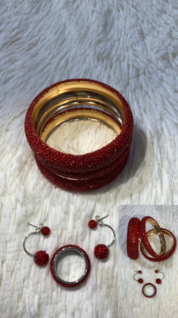 طقم أساور وأقراط وخاتم بكريستال أحمر