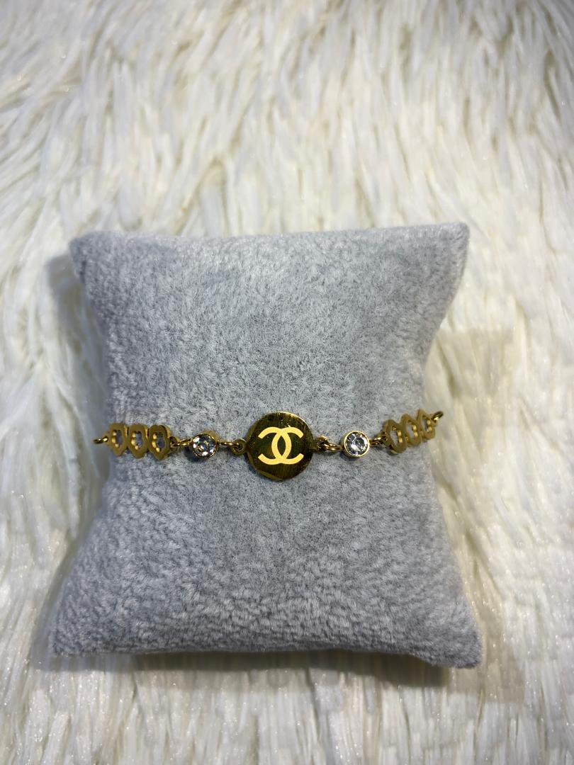 سوار سلسلة بدوائر أبيض وأسود