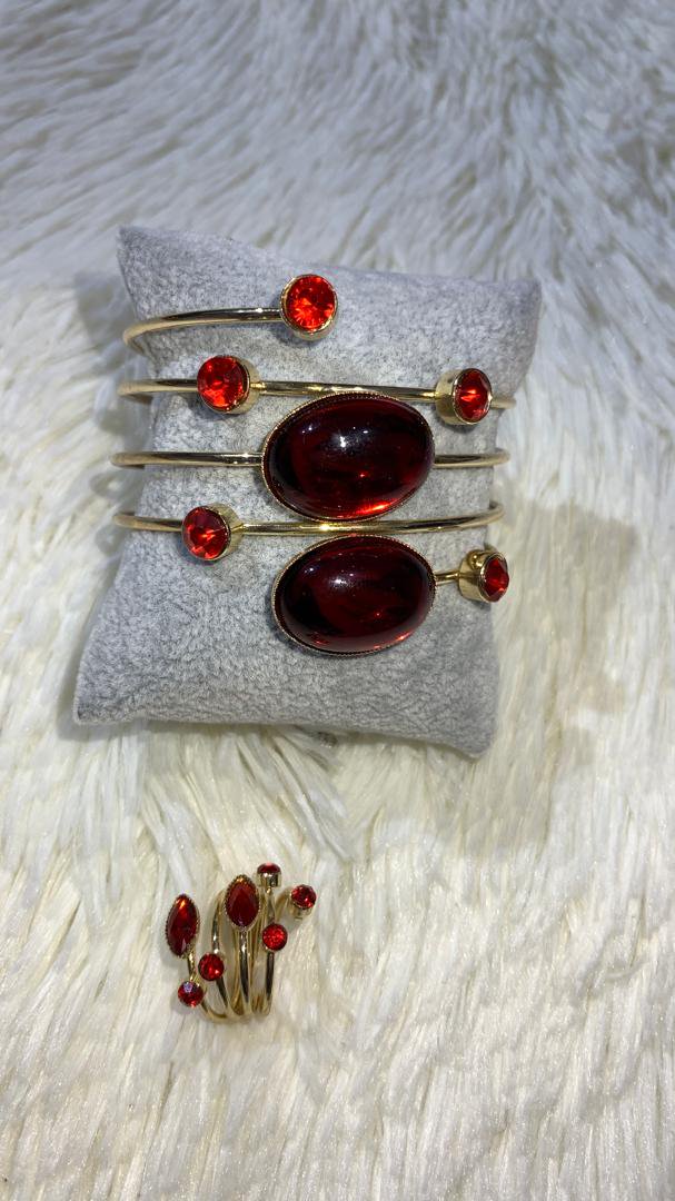 سوار كلوفر فضي وأحمر بكريستال