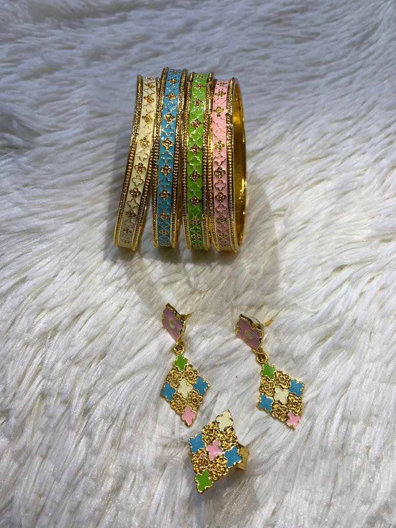 طقم أساور كلوفر بالمينا الملونة مع أقراط وخاتم