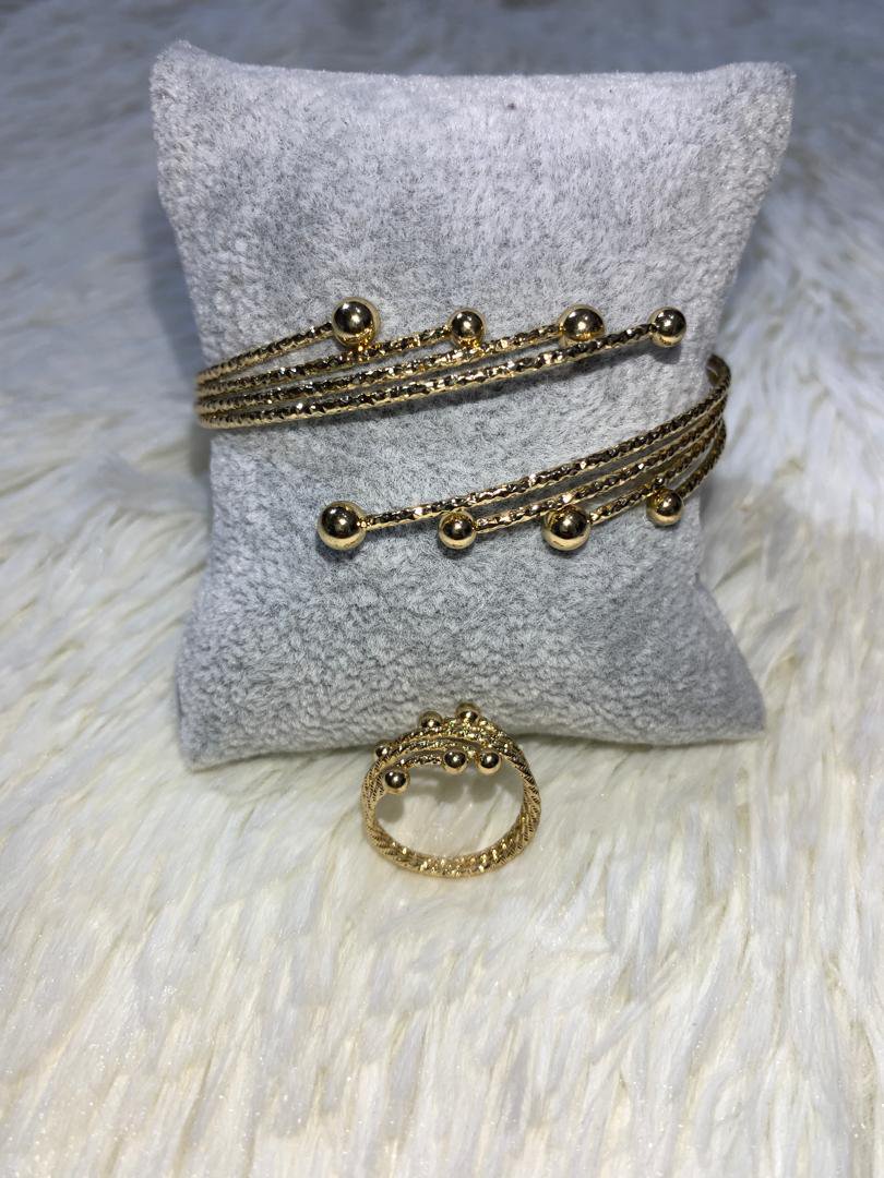 طقم إسوارة حلزونية وخاتم بالكرات الذهبية