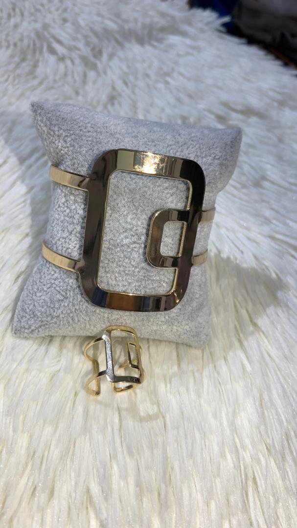 طقم إسوارة مفتوحة وخاتم بتصميم الإبزيم الذهبي