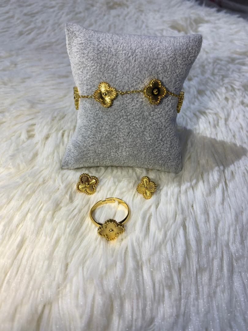 طقم سوار كلوفر ذهبي مع أقراط وخاتم